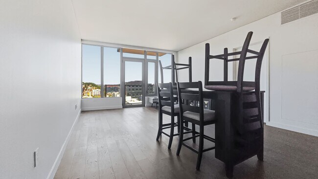 Foto del edificio - Luxury 1 Bed • 1 Bath at Spire Condominiums