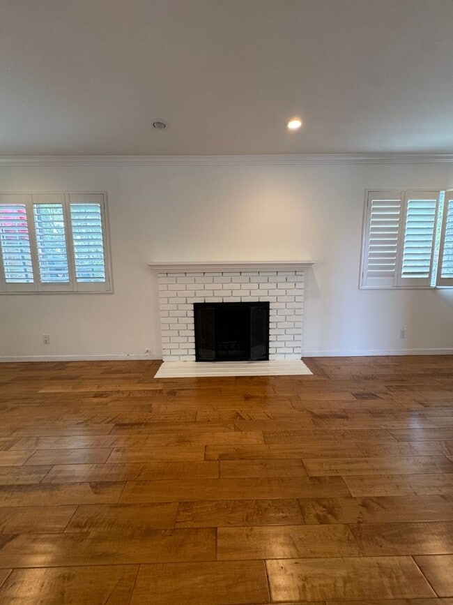 Building Photo - Beautiful 3 Bedroom, 2 Bathroom Home in Prime Santa Monica Location