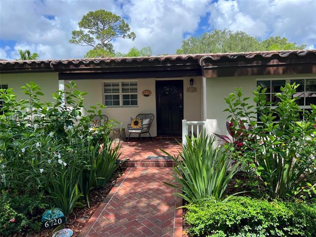 Foto del edificio - 6720 SW 72nd Ct