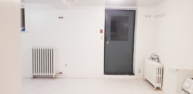 Building Photo - Spacious,renovated high ceiling(7.5 ft) ba...