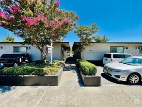Building Photo - 7820 Brentwood Dr