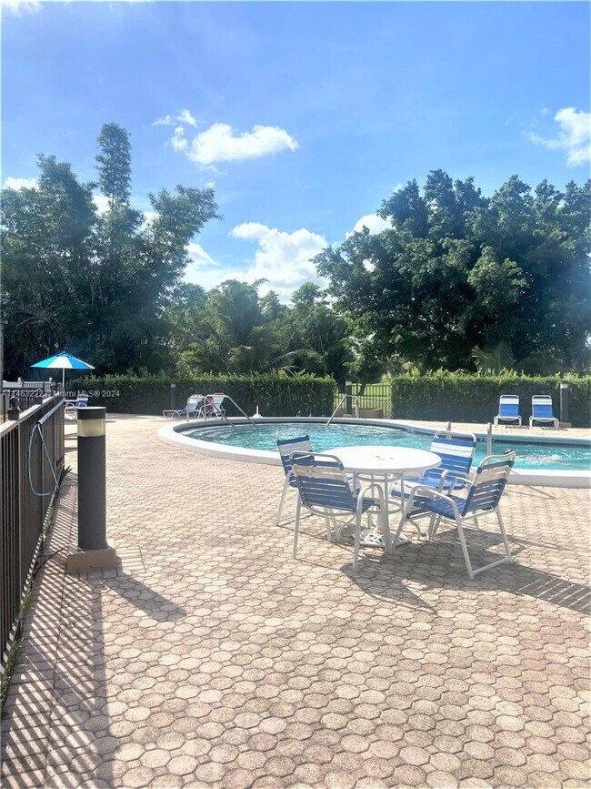 Foto del edificio - 4060 N Hills Dr