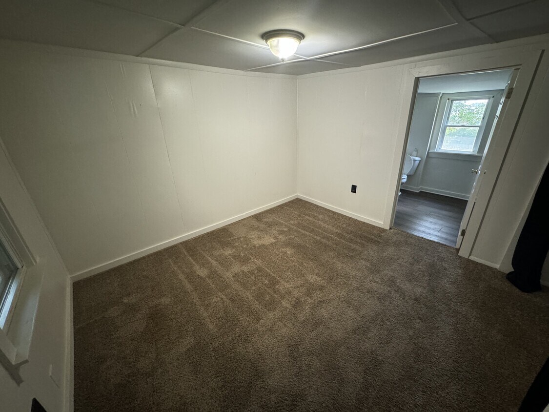 Building Photo - 854 Youngs Ln