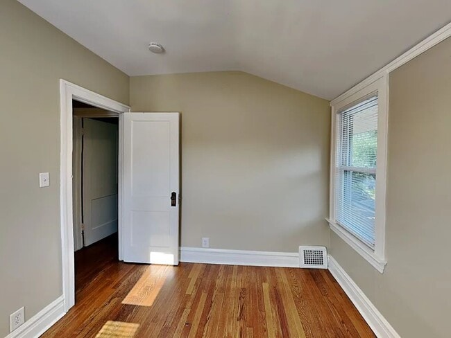 Building Photo - 860 Carpenter Ave