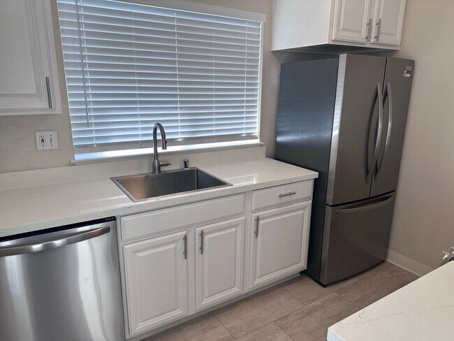 Building Photo - Beautifully Updated 2 Bedroom 1 Bath Singl...