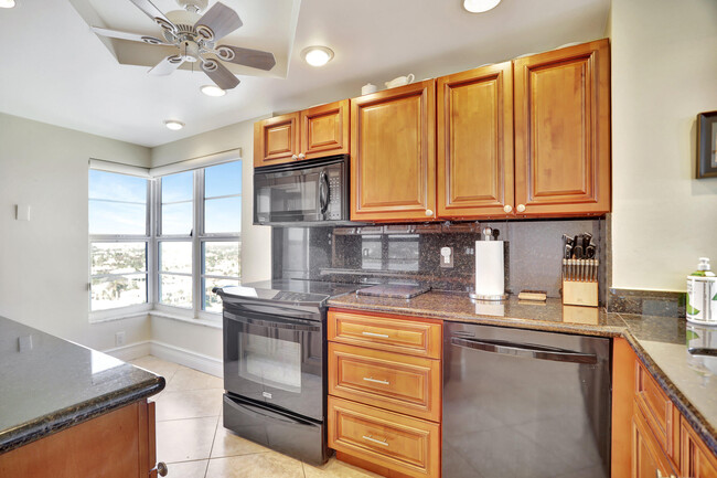 Building Photo - 1021 Hillsboro Mile
