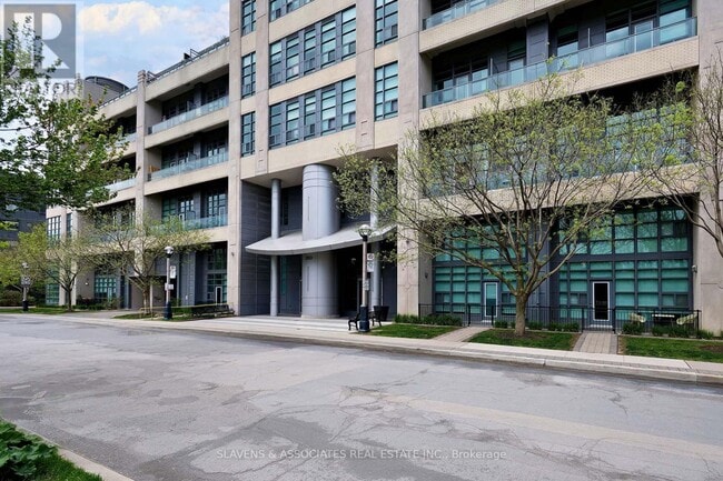 Photo du bâtiment - 380-380 Macpherson Ave