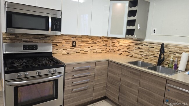 Foto del edificio - 581 Meacham Ave