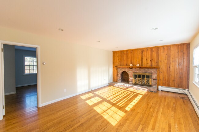 Building Photo - 32 Knapp Ln
