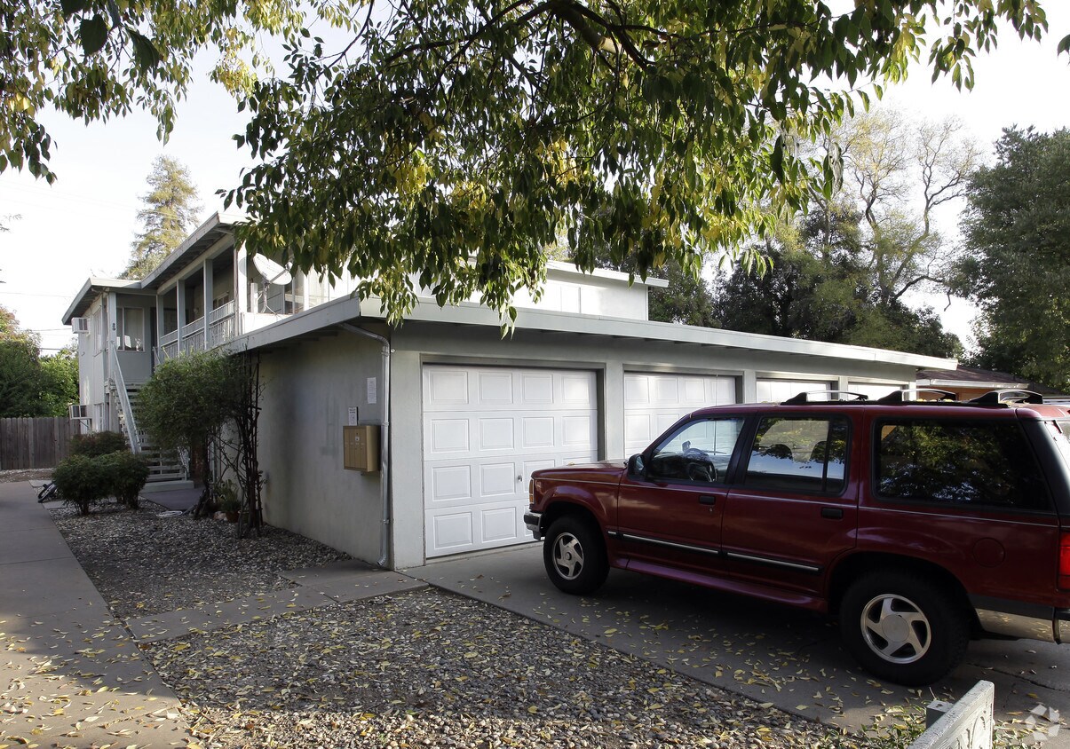 Primary Photo - Sterling Court