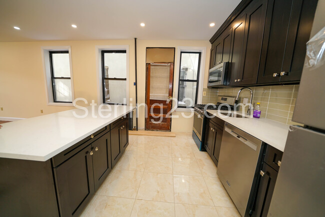 Foto del edificio - 2452 26th St