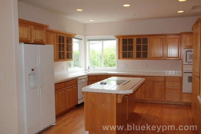 Foto del edificio - REDUCED $200!!   3-4 Bed, 3 Bath Camas Hom...