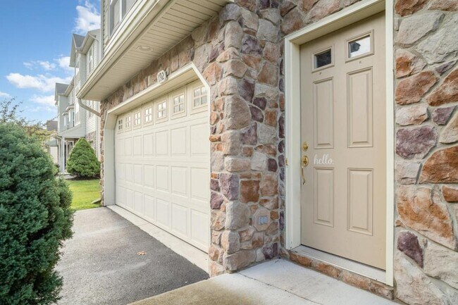 Building Photo - 192 Mapleton Dr