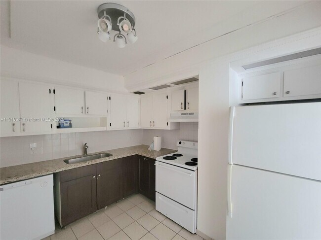 Foto del edificio - 2500 NE 135th St