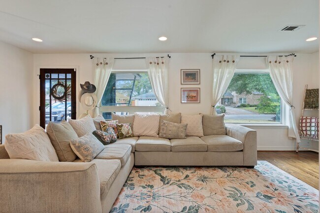 Building Photo - 1119 W 30th St