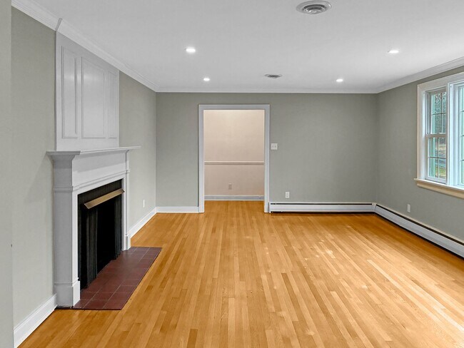 Building Photo - Holiday Special!  Beautiful Three Bedroom in Richmond! – No Application Fee This Season!