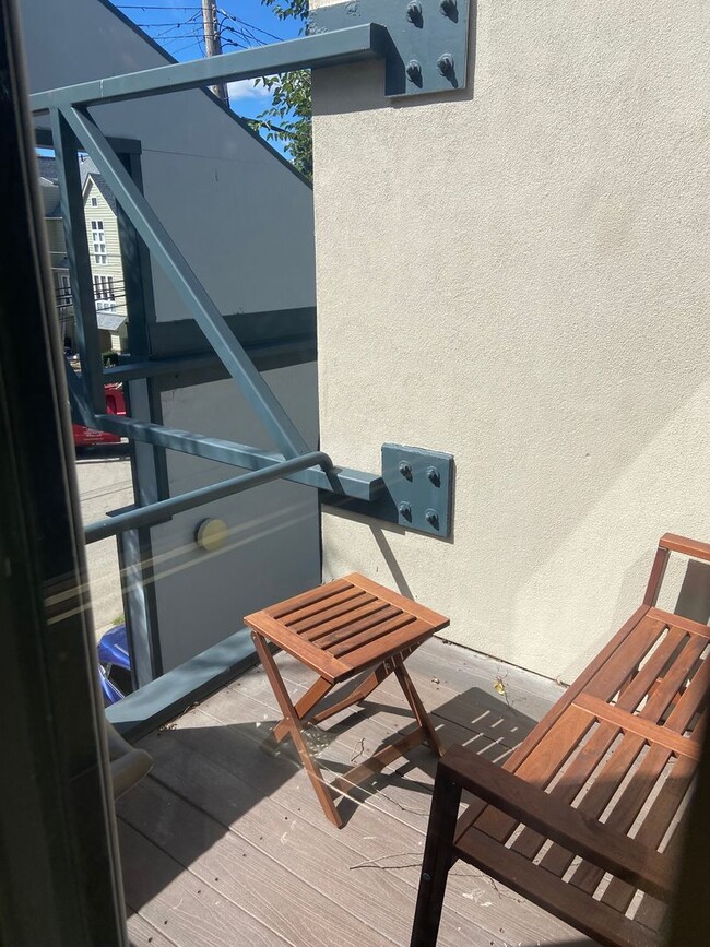 Building Photo - Amazing Shadyside Townhouse with two full bathrooms, off street parking and Central Air!!