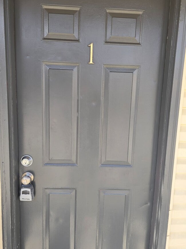 Building Photo - 2 Bedroom , 1 Bathroom Apartment!