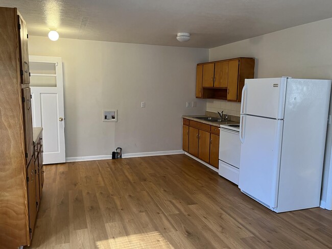 Building Photo - 2350 Rolfe Street - Great duplex on quiet ...