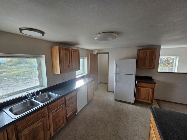 Building Photo - 1050 Deere St