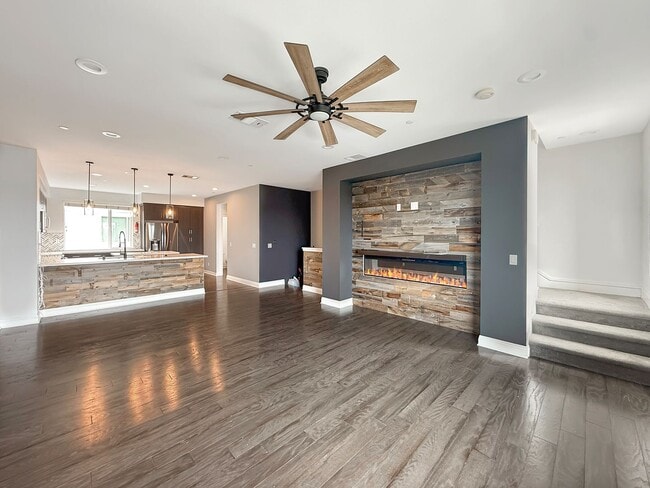 Building Photo - Large and Bright 4 bedroom, 3.5 bathroom h...