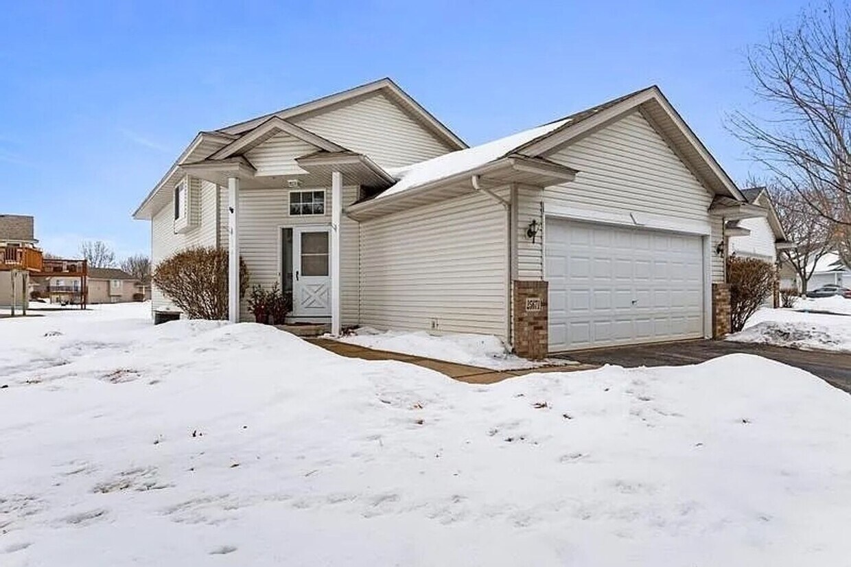 Foto principal - Charming 3BR Detached Townhome in Wyoming