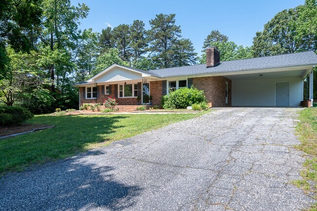 Foto del edificio - Classic brick rancher with carport