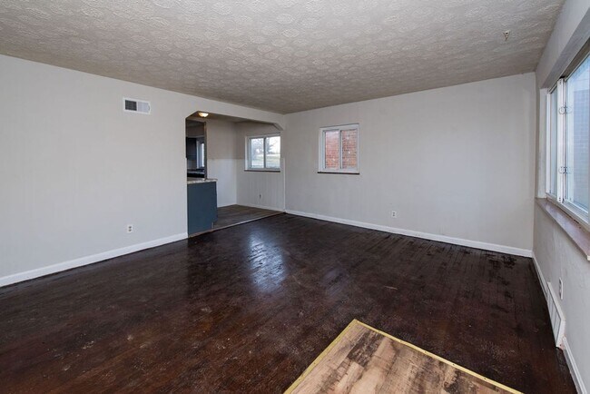 Foto del edificio - PRICE HILL-NICE 3 BEDROOM 1 BATH RANCH with