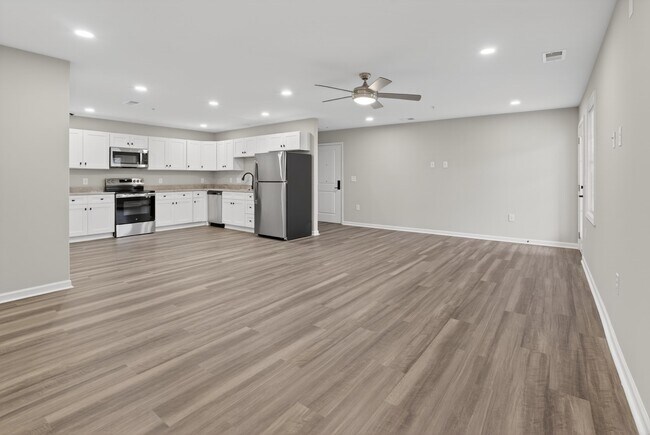 Foto del edificio - 7055 Hanesbrook Cir