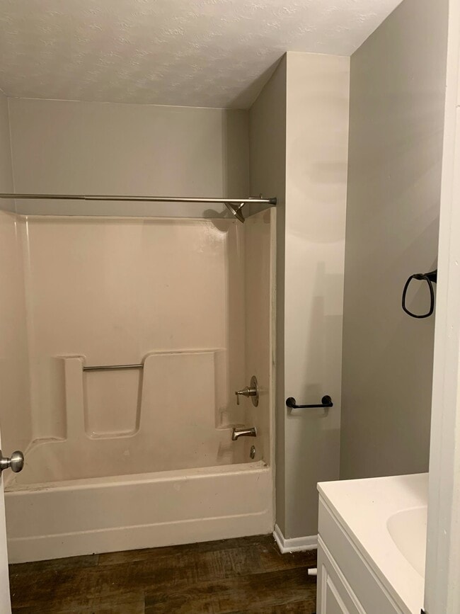 Building Photo - 413 Silvercliffs Ave