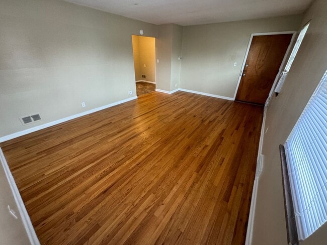 Building Photo - 1 Bedroom - Grandview