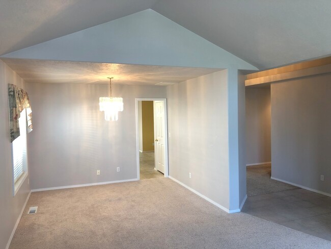 Building Photo - Larger Three Bedroom Home in Keizer