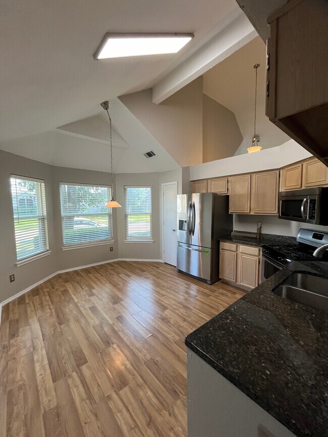 Building Photo - 913 Lake Bluff Dr