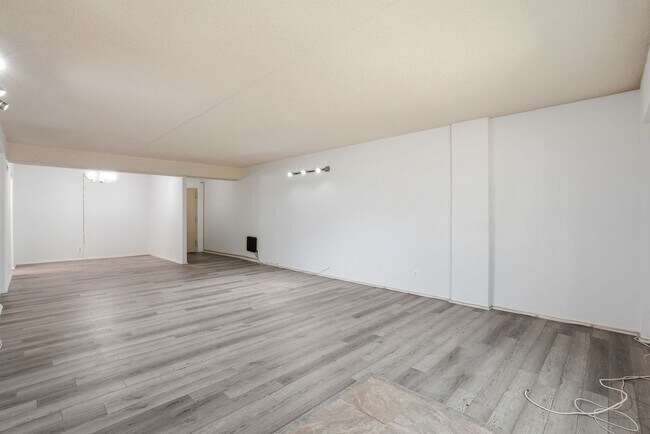 Foto del edificio - This expansive ground level residence is set within a serene, gated garden community surrounded b...