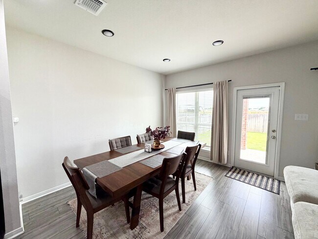 Building Photo - Spacious 4 bed/3 Bath home in Midway ISD
