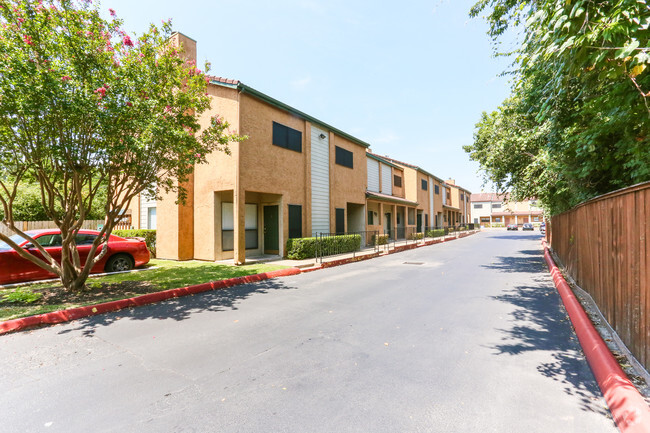 Foto del edificio - Bluff Springs Townhomes