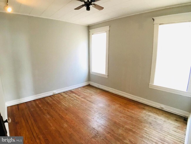 Foto del edificio - 313 E 33rd St