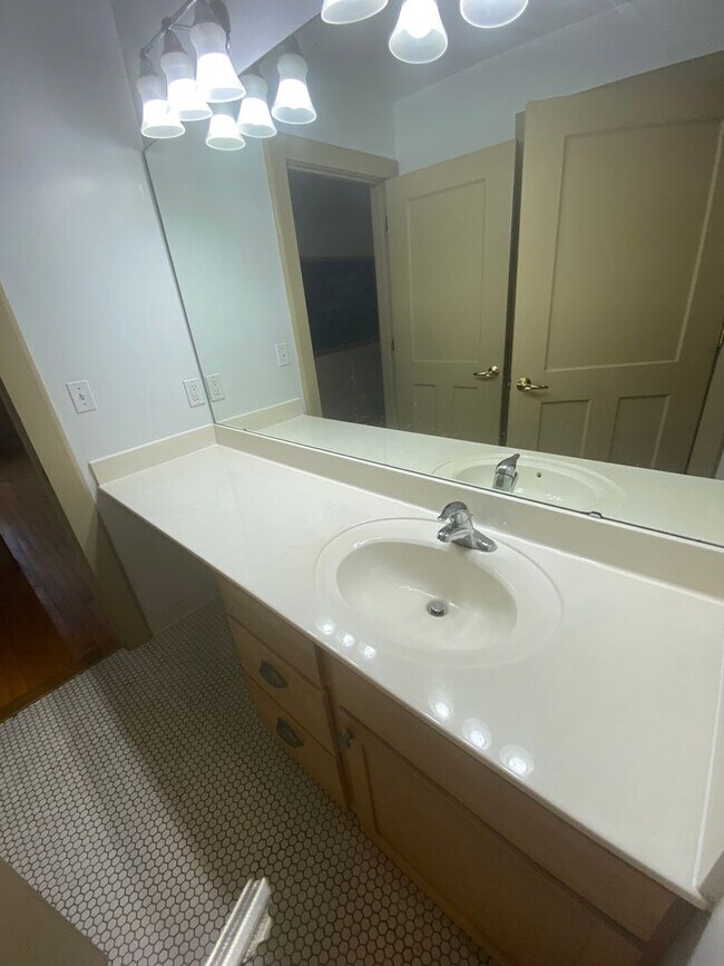 Foto del edificio - $200 OFF! Updated 3 Bed 1 Bath Apartment w...