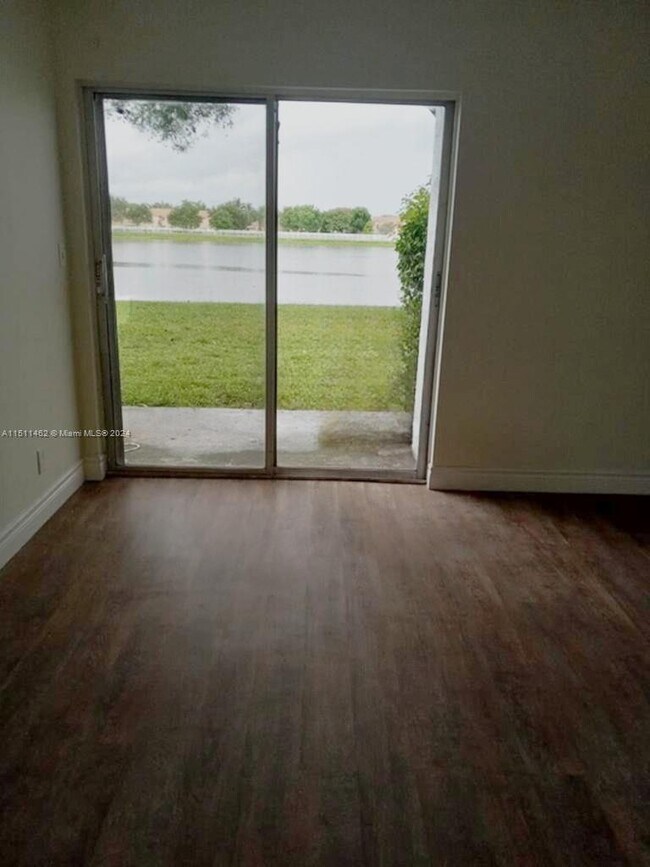 Foto del edificio - 8600 N Sherman Cir