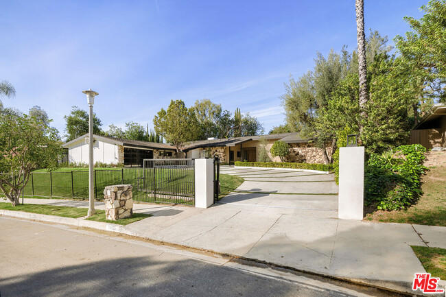Foto del edificio - 18155 Lake Encino Dr