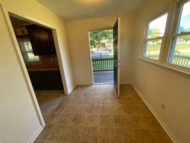 Building Photo - 3 bedroom 1.5 bath house available