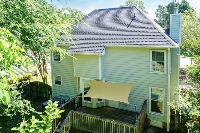 Building Photo - Three Bedroom Home!