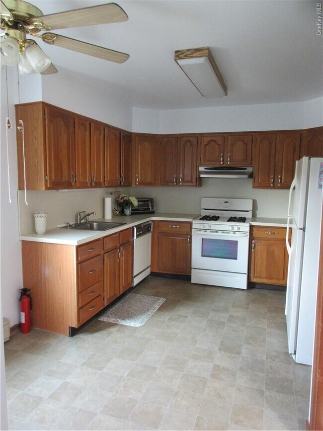 Building Photo - 725 Midland Ave