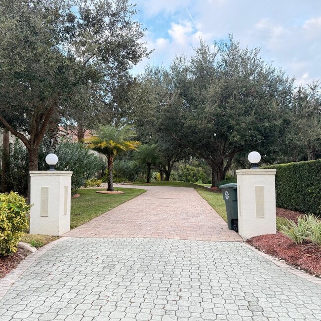 Building Photo - 1 Lionspaw VII Nobles