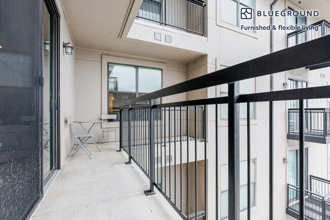 Foto del edificio - 11601 Century Oaks Terrace