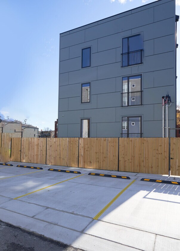 Foto del edificio - 1405 E 65th Pl