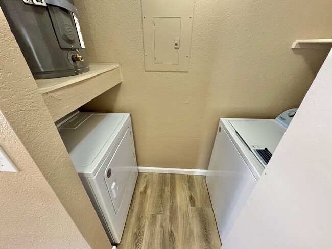 Building Photo - ADORABLE 2 BEDROOM, 2 BATHROOM DOWNSTAIRS ...