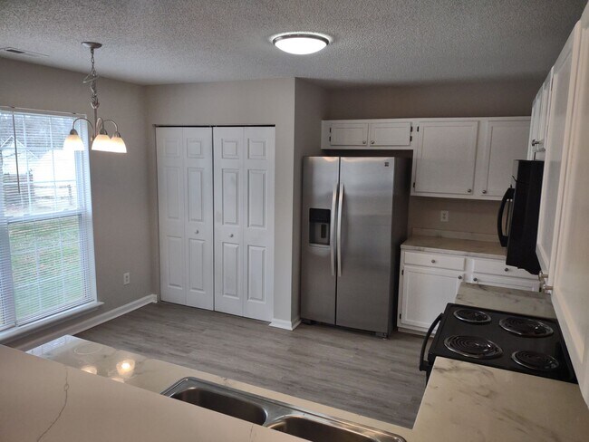 Building Photo - Beautiful Home located in the Southbridge ...