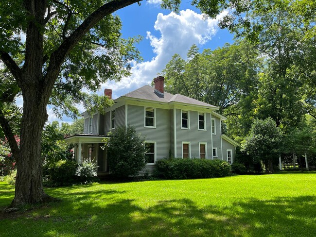 Building Photo - Sprawling Southern Home in Historic Concor...