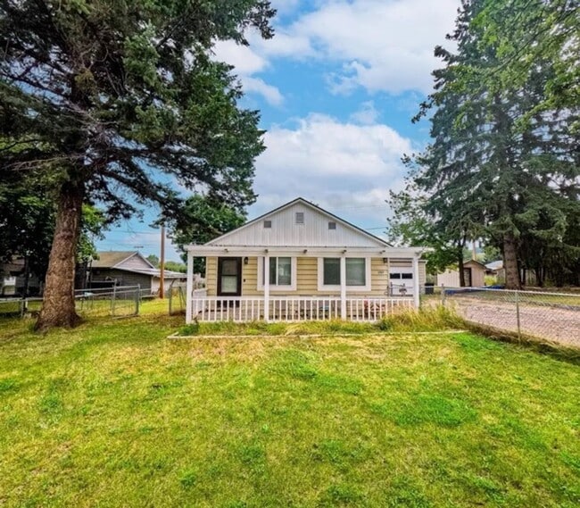 Building Photo - Beautifully remodeled 3-bedroom, 2-bathroo...